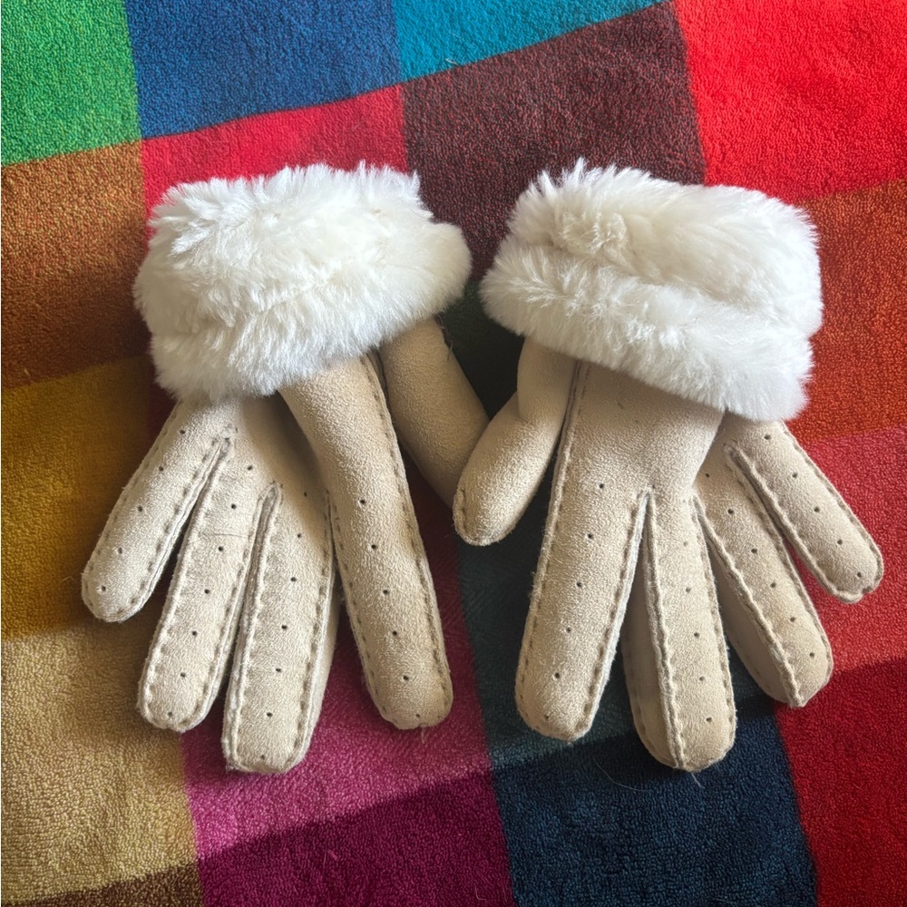 UGG Cream Suede Gloves - Picture 6 of 6